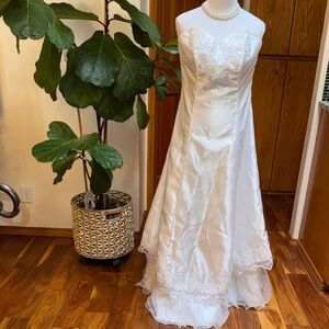 Elegant White Strapless Dress